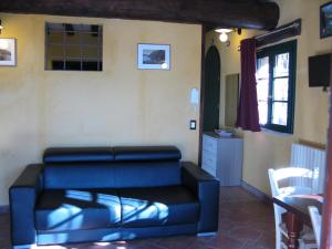 马罗内Chalet della Rota的客厅配有黑色真皮沙发