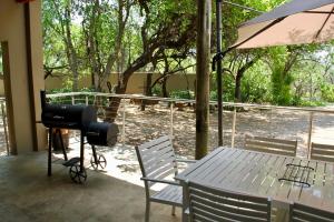 Dinokeng Game ReserveComfortable cottage in Big 5 Game Reserve的桌子旁的三脚架上的相机
