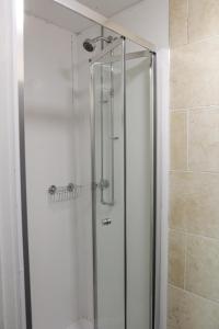 伦敦Onefam Waterloo 18-36 years old的浴室里设有玻璃门淋浴