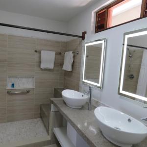 Bats CaveLavista Antigua的浴室设有2个水槽和镜子