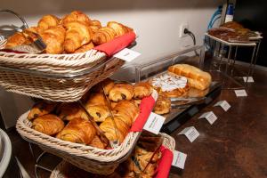 斯特拉斯堡K Hotel的面包店,展示面包篮和糕点