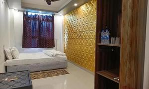 菩提伽耶FabHotel Buddha Saalt的小房间设有床和窗户