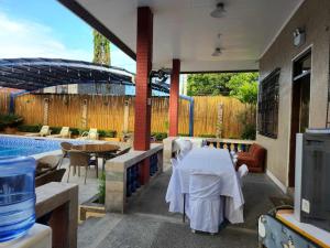 潘索尔TRD Private Hotspring Resort的一个带桌椅的庭院和一个游泳池