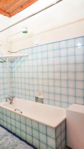 奈瓦沙Naivasha TownHouse的浴室设有浴缸,铺有蓝色瓷砖。