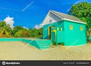 西湾SUITE 2, Blue Pavilion - Beach, Airport Taxi, Concierge, Island Retro Chic的沙中带楼梯的蓝色小建筑