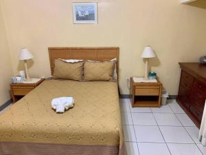 西湾SUITE 2A, Blue Pavilion - Private Bedroom in Shared Suite - Beach, Airport Taxi, Concierge, Island Retro Chic的一间卧室配有一张带白色毛巾的床