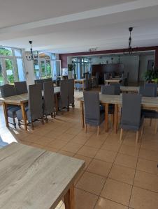 阿雷特Hôtel de l'Ours的用餐室配有木桌和椅子
