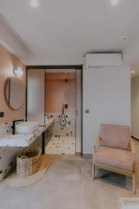 纳夫普利翁Fildisi luxury suites的一间带椅子和镜子的浴室