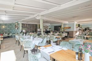 桑特费柳德吉克索尔斯范德瓦尔克船歌酒店的一间设有白色桌椅的用餐室