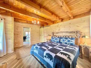 赛维尔维尔Modern lake side nest• HOTUB Fenced YARD king beds的小木屋内一间卧室,配有一张床