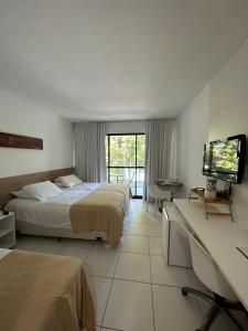 拉巴拉德纳圣米格尔Ap. Vista pra piscina - Iloa的酒店客房设有两张床和一台平面电视。