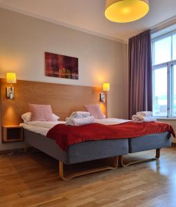 特隆赫姆施乐城市生活酒店的一间卧室,卧室内配有一张大床