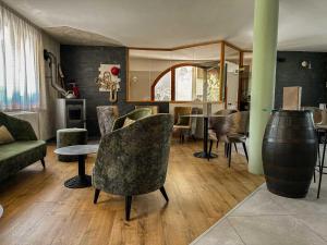 梅扎纳Animae Natura Hotel & Chalet的客厅配有椅子、桌子和沙发