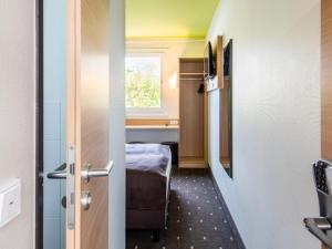 因戈尔施塔特英戈尔施塔特住宿加早餐酒店的小房间设有床和窗户