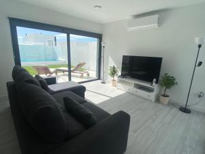 拉奥利瓦Villa Sol Fuerteventura的带沙发和平面电视的客厅
