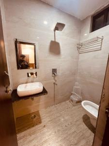 哈里瓦Divine Ganga by MJ Hospitality的一间带水槽和卫生间的浴室