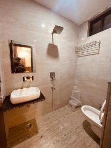 哈里瓦Divine Ganga by MJ Hospitality的一间带水槽、卫生间和镜子的浴室