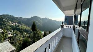大吉岭Darjeeling Hillside Inn的山景阳台。