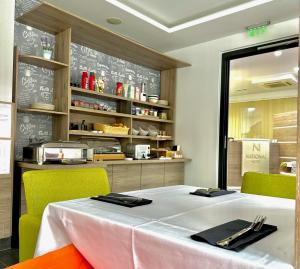萨格勒布国家别墅的一间带桌子和绿色椅子的用餐室