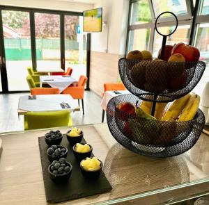 萨格勒布国家别墅的桌上一篮水果和一碗水果