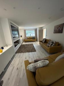 特雷杜尔Garreg Fawr Trearddur Bay - Ty Melyn的客厅配有两张沙发和一张沙发