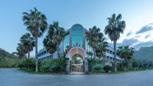 凯麦尔维京大酒店的一座棕榈树建筑