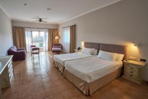 阿尔豪林格朗德Hotel Alhaurín Golf Resort的一间酒店客房,房内配有一张大床