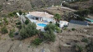 阿里纳斯Villa Camakini的享有带游泳池的房屋的空中景致