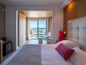 卡尔维Hotel Revellata & Spa的一间卧室配有一张床,享有海景