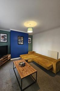 彼得伯勒3 bedrooms with parking ideal for long stays的客厅配有一张大床和一张桌子