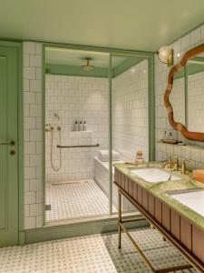 巴黎La Fantaisie的带淋浴、浴缸和盥洗盆的浴室
