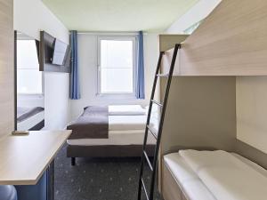 科隆科隆机场B&B酒店的小房间设有两张双层床和窗户