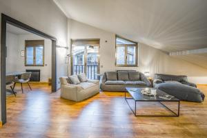 埃尔塔特KOKONO Vacation Rental Apartment El Tarter, Andorra的客厅配有两张沙发和一张桌子