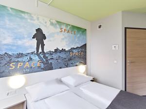 科隆科隆机场B&B酒店的山间卧室,带一张海报