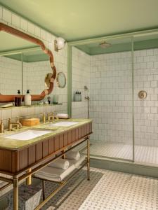 巴黎La Fantaisie的一间带水槽和淋浴的浴室