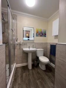 伯恩茅斯Rockmount Court的浴室配有盥洗池、卫生间和镜子。