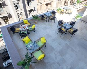 开罗El Shams Plaza Hotel的享有带桌椅的天井的顶部景致。