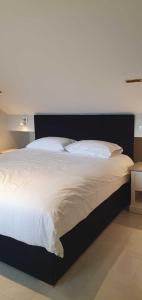 贝尔法斯特MOXIE LUXURY APARTMENTS的一间卧室配有一张带白色床单的大床