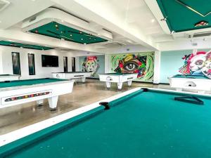 多拉多4BR -Villa Real -Spacious & Bright Family Friendly的台球室,配有4张台球桌和涂鸦