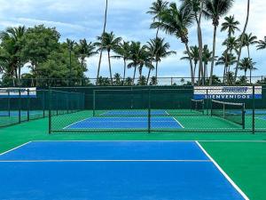 多拉多4BR -Villa Real -Spacious & Bright Family Friendly的一座棕榈树环绕的网球场