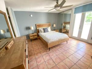 多拉多4BR -Villa Real -Spacious & Bright Family Friendly的一间卧室配有一张床和吊扇