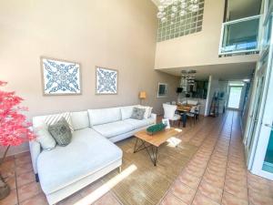 多拉多4BR -Villa Real -Spacious & Bright Family Friendly的客厅配有白色的沙发和桌子