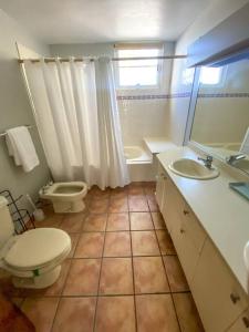多拉多4BR -Villa Real -Spacious & Bright Family Friendly的一间带卫生间、水槽和镜子的浴室
