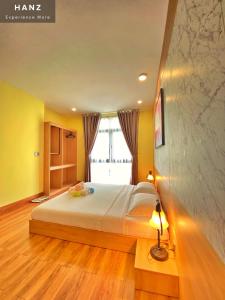 富国HANZ VeniceRiver Power MIA Grand World的一间卧室设有一张床和一个大窗户