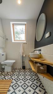 克里斯蒂安Relax Cabins的一间带水槽、卫生间和镜子的浴室