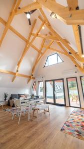 克里斯蒂安Relax Cabins的客厅设有木制天花板和窗户。