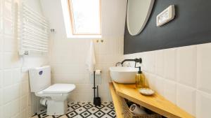 克里斯蒂安Relax Cabins的浴室配有白色卫生间和盥洗盆。