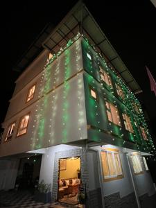 甘托克Little Sikkim Inn的旁边是一座带圣诞灯的房子