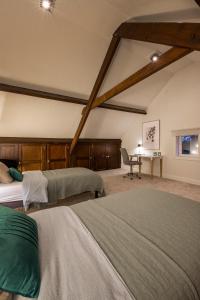 宗奥芬Vakantiewoning 'De Teut'的一间卧室配有两张床和一张桌子及椅子