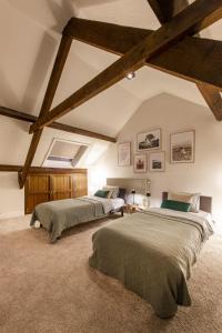 宗奥芬Vakantiewoning 'De Teut'的大型客房设有两张木梁床。